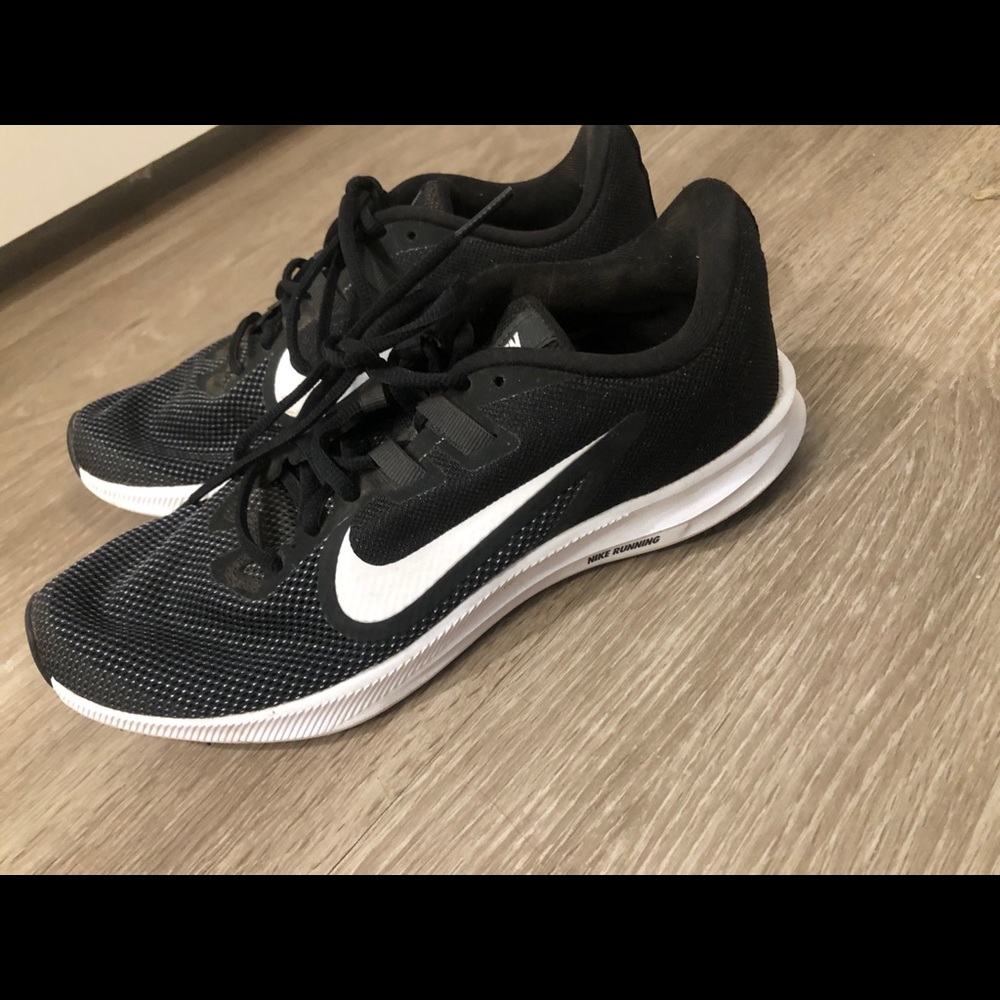 Black Nike tennis shoes